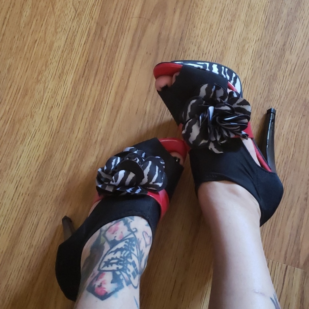7 new bumper platform black red zebra pumps